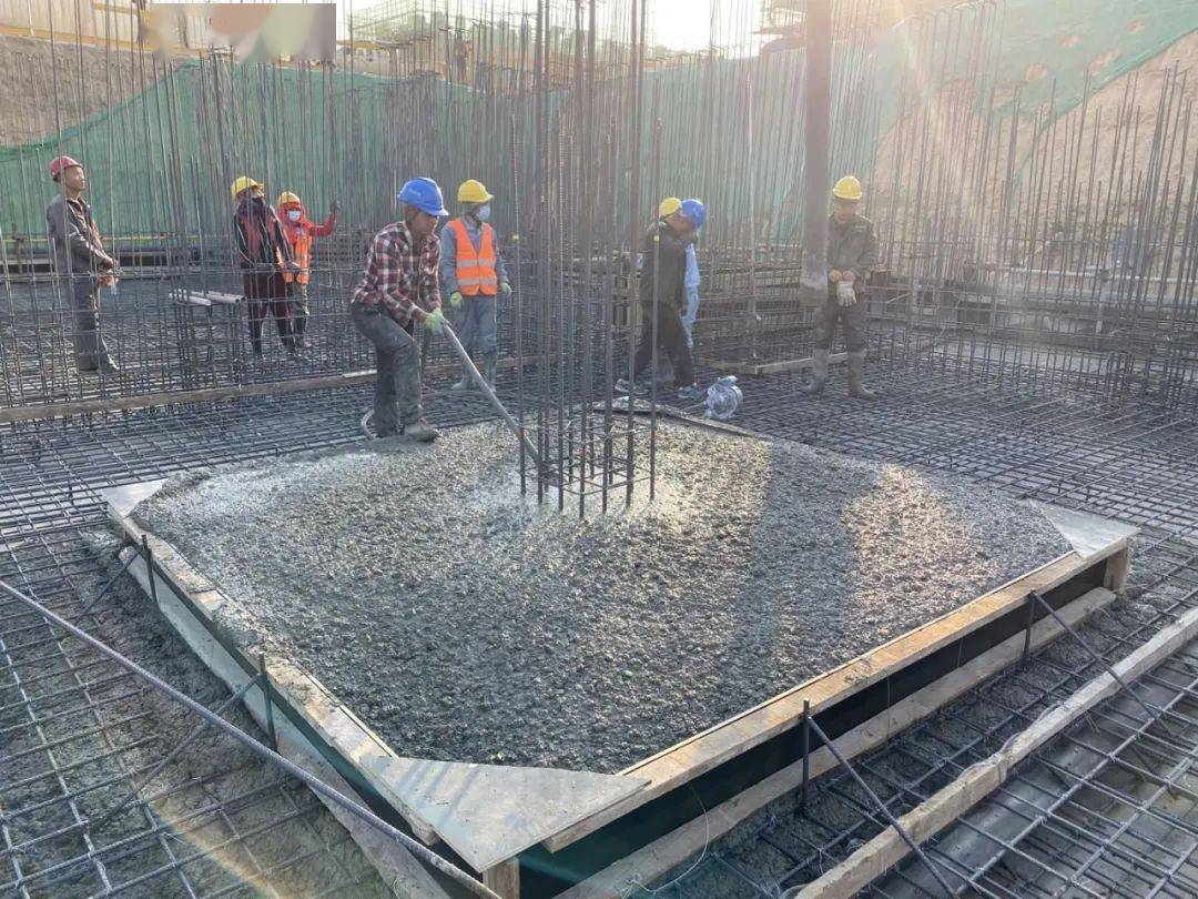 朱雀湖項(xiàng)目迎來(lái)關(guān)鍵節(jié)點(diǎn) 首塊筏板澆筑順利完成，基礎(chǔ)設(shè)施建設(shè)穩(wěn)步推進(jìn)